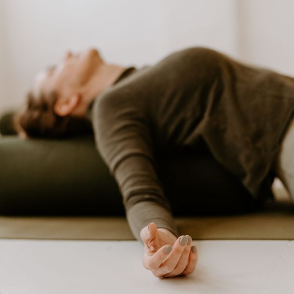 Vi tilbyder også yin yoga hos Samavesayoga. Yin Yoga giver stilhed og ro til kroppen. Vi er lokaliseret i Århus, med deltagere fra Viby, Risskov og højbjerg.